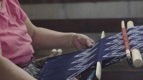 Una-Mujer-Maya-Teje-Usando-Un-Telar-Tradicional-En-Guatemala-2