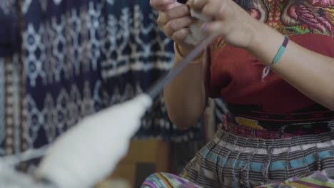 Eine-Maya-Frau-Demonstriert-Textilherstellung-Mit-Etwas-Rohbaumwolle-In-Guatemala