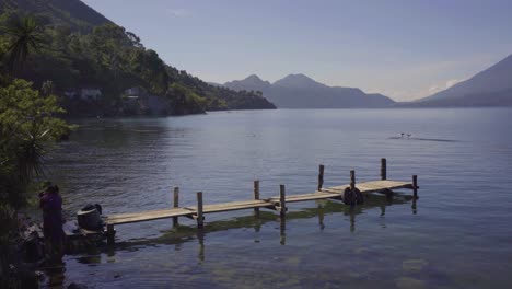 Maya-Frauen-Waschen-Kleidung-Am-Atitlan-See-In-Guatemala-2