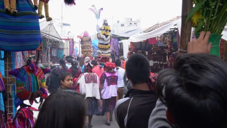 Semana-Santa-Procesión-Católica-De-Pascua-En-Chichicastenango,-La-Ciudad-Del-Mercado-De-Guatemala-Es-Un-Asunto-Muy-Colorido