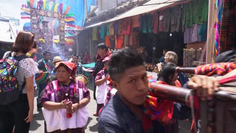 Semana-Santa-Procesión-Católica-De-Pascua-En-Chichicastenango,-La-Ciudad-De-Mercado-De-Guatemala-Es-Un-Asunto-Muy-Colorido-1