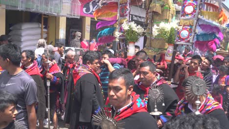 Semana-Santa-Procesión-Católica-De-Pascua-En-Chichicastenango,-Guatemala-Market-Town-Es-Un-Asunto-Muy-Colorido-3