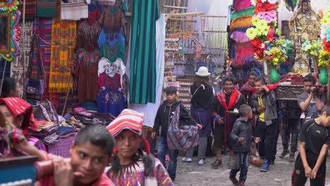 Semana-Santa-Procesión-Católica-De-Pascua-En-Chichicastenango,-La-Ciudad-De-Mercado-De-Guatemala-Es-Un-Asunto-Muy-Colorido-6