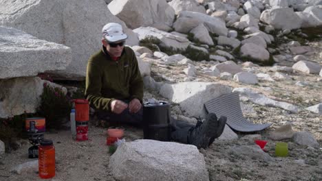 Ein-Backpacker,-Der-Ein-Abendessen-In-Der-Wildnis-Kocht