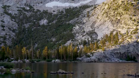 Licht-Des-Frühen-Morgens-Auf-Dem-Piniensee-Und-Der-Hohen-Sierra