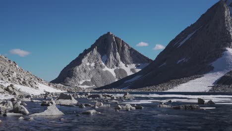 Pristine-High-Sierra-Nevada-scenery-at-Royce-Lake