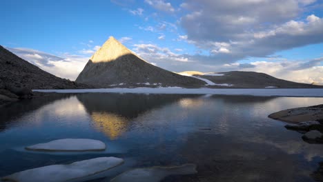 Alpenreflexionen-In-Einem-Unberührten-Hochsierrasee-2