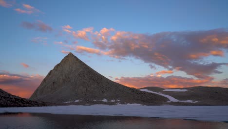 Alpenreflexionen-In-Einem-Unberührten-Hochsierrasee-7