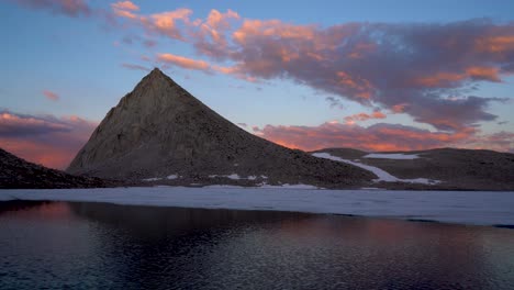 Alpenreflexionen-In-Einem-Unberührten-Hochsierrasee-8