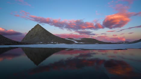 Alpenreflexionen-In-Einem-Unberührten-Hochsierrasee-9