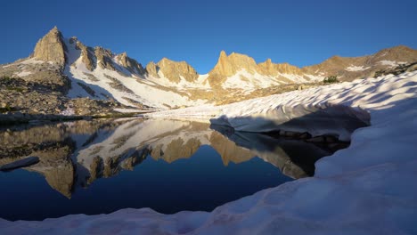 Reflejo-Del-Paisaje-De-La-Sierra-Alta-En-El-Parque-De-Granito-2