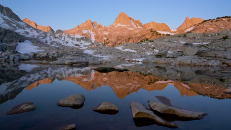 Reflexion-Der-Hohen-Sierra-Landschaft-Im-Granitpark-3