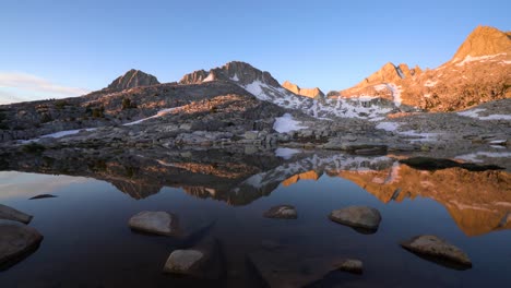 Reflexion-Der-Hohen-Sierra-Landschaft-Im-Granitpark-4