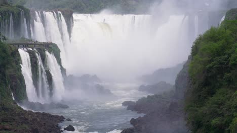 Blick-Den-Iguazu-Fluss-Hinauf-Bis-Zur-Kehle-Des-Teufels-3