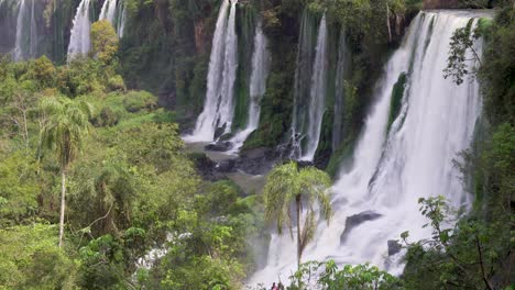 Hoch-Aufragende-Kaskaden-Iguazu-Nationalpark-4