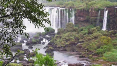 Blick-Von-Brasilien-Auf-Die-Iguazu-Wasserfälle-In-Argentinien-2