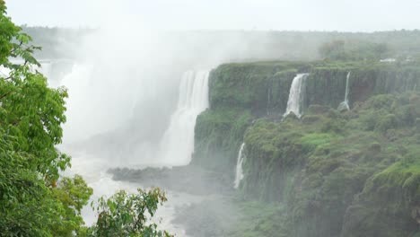 Blick-Von-Brasilien-Auf-Die-Wasserfälle-Von-Iguazu-In-Argentinien-9