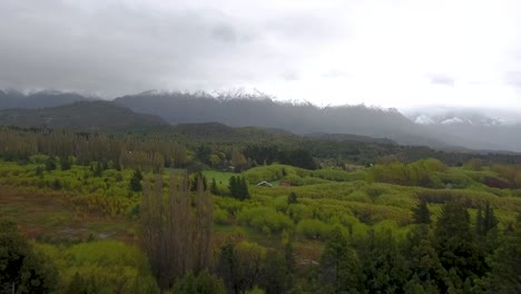 Hermosa-Antena-De-Un-Valle-Rural-Y-La-Cordillera-De-Los-Andes-Cerca-De-Bolson-Argentina