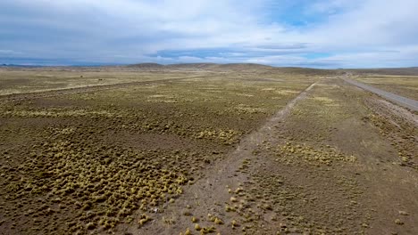 Drohnenaufnahme-Der-Trostlosen-Route-40-Und-Der-Riesigen-Landschaft-Patagoniens