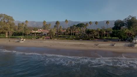 Wunderschöne-Antenne-Des-Butterfly-Beach,-Des-Pazifiks-Und-Des-Biltmore-Hotels-In-Montetecito,-Kalifornien?