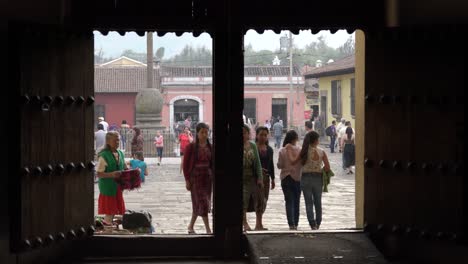 Las-Mujeres-Mayas-Entran-En-La-Semana-Santa-De-La-Iglesia-De-La-Merced-En-Antigua-Guatemala