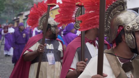 Junge-Männer,-Die-Als-Römische-Zenturier-Verkleidet-Sind,-Marschieren-In-Einer-Osterprozession-In-Antigua