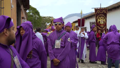 Cucharuchos-En-Túnicas-Moradas-Celebran-La-Pascua-En-Las-Calles-De-La-Antigua-Guatemala