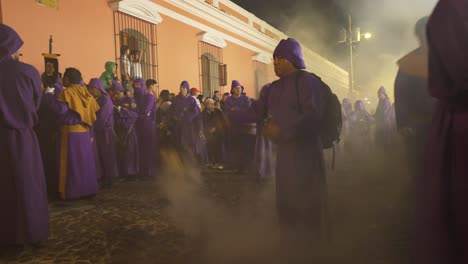 Efecto-De-Velocidad-De-Obturación-Lenta-De-La-Celebración-De-Pascua-Después-Del-Anochecer-En-Antigua-Guatemala-2