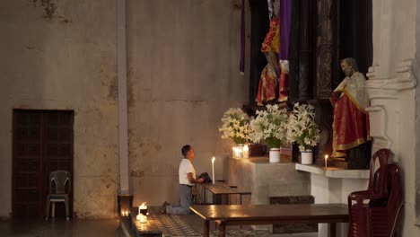Ein-Mann-Betet-An-Einem-Altar-In-Der-Kirche-Von-Santiago-Atitlan,-Wo-Stanley-Rother-Ermordet-Wurde-1