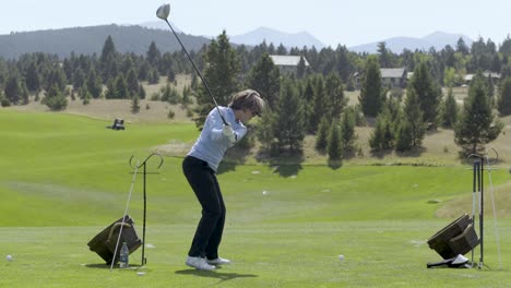 Eine-Golfspielerin-Schwingt-Einen-Fahrer-Auf-Dem-Golfplatz-Der-Rock-Creek-Cattle-Company-In-Montana