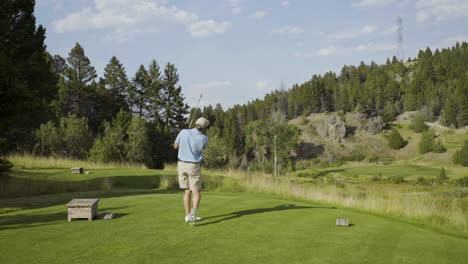 Un-Golfista-Golpea-Un-Hierro-Corto-En-Un-Hoyo-Par-Tres-En-Un-Campo-Exclusivo-En-Montana