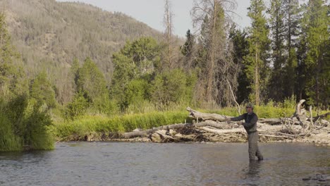 Ein-Fliegenfischer,-Der-An-Einem-Ruhigen-Forellenbach-Im-Zentrum-Von-Montana-Auswirft
