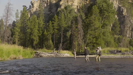 Tres-Pescadores-Con-Mosca-Casting-En-Un-Tranquilo-Arroyo-De-Truchas-En-El-Centro-De-Montana