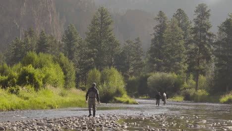 Tres-Pescadores-Con-Mosca-Lanzando-Sobre-Un-Tranquilo-Arroyo-De-Truchas-En-El-Centro-De-Montana-1