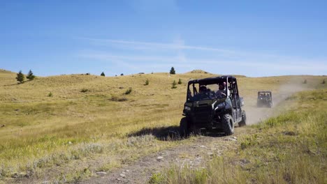 Dos-Vehículos-Todo-Terreno-En-Una-Carretera-De-Rancho-En-El-Centro-De-Montana