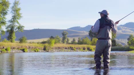 Ein-Fliegenfischer-Wirft-An-Einem-Schönen-Sommermorgen-Nach-Forellen-In-Einem-Montana-Fluss-2