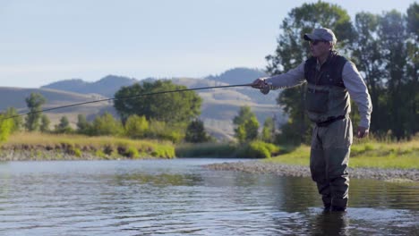 Un-Pescador-Con-Mosca-En-Una-Hermosa-Mañana-De-Verano-Lanza-Truchas-En-Un-Río-Montana-3