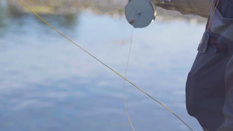 Ein-Fliegenfischer-Wirft-An-Einem-Schönen-Sommermorgen-Nach-Forellen-In-Einem-Fluss-In-Montana-4