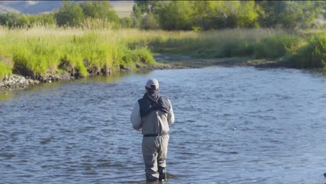 Ein-Fliegenfischer-Wirft-An-Einem-Schönen-Sommermorgen-Nach-Forellen-In-Einem-Fluss-In-Montana-5