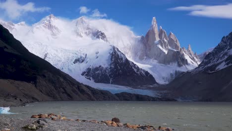 Cerro-Torre-Erhebt-Sich-Hoch-über-Dem-Windgepeitschten-Wasser-Der-Laguna-Torre-Im-Fitz-Roy-Nationalpark-Argentinien