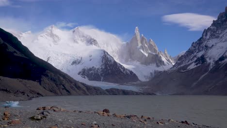 Cerro-Torre-Erhebt-Sich-Hoch-über-Dem-Windgepeitschten-Wasser-Der-Laguna-Torre-Im-Fitz-Roy-Nationalpark,-Argentinien-1