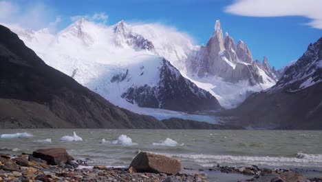 Cerro-Torre-Erhebt-Sich-Hoch-über-Dem-Windgepeitschten-Wasser-Der-Laguna-Torre-Im-Fitz-Roy-Nationalpark,-Argentinien-2