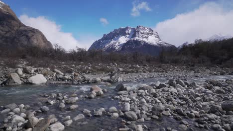 Clearing-Himmel-über-Dem-Rio-Blanco-Fluss-Im-Fitz-Roy-Nationalpark-Argentinien