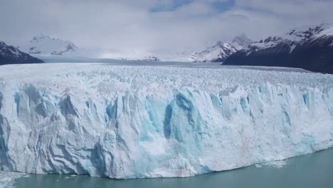 Blaues-Eis-Und-Spalten-Am-Ende-Der-Perito-moreno-gletscher-Massiver-Eisfluss-In-Argentinien-1