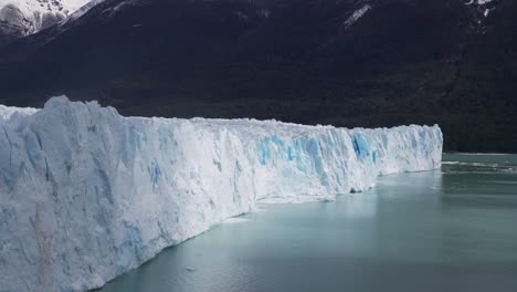 Hielo-Azul-Y-Grietas-En-El-Término-De-Los-Glaciares-Perito-Moreno-Flujo-Masivo-De-Hielo-En-Argentina-2