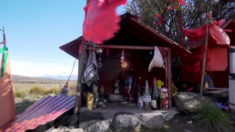 Santuario-En-La-Carretera-En-La-Patagonia-En-Honor-A-Antonio-Gil,-Un-Héroe-Popular-Religioso-En-La-Cultura-Popular-Argentina-1