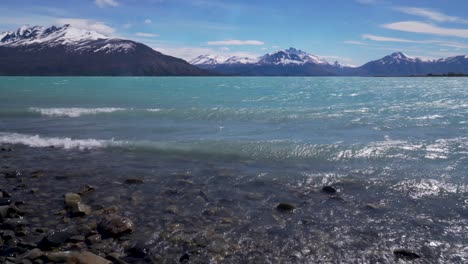 Malerische-Schneebedeckte-Gipfel-Und-Blauer-Wind-Peitschten-Wasser-Von-Lago-Argentinien-In-Der-Nähe-Von-Puerto-Bandera-Argentinien