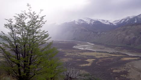 Eine-Bewölkte-Windgepeitschte-Aussicht-Auf-Einen-Wilden-Fluss-An-Der-Grenze-Des-Fitz-Roy-Nationalparks-Argentinien
