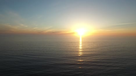 Eine-Wunderschöne-Antenne-über-Einem-Goldenen-Sonnenuntergang-über-Einer-Generischen-Ozeanküste-1