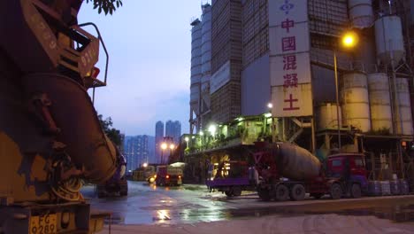 Kippen-Bis-Zu-Einem-Industriegebiet-Außerhalb-Von-Hongkong-Und-Einer-Zementfabrik